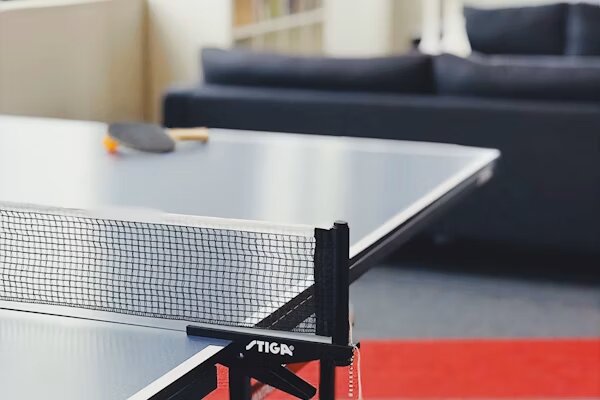 Mesa de tenis de mesa lista para jugar